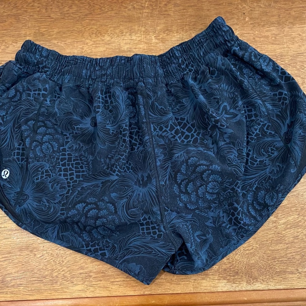 Lululemon Hotty Hot Short II 2.5" Nouveau Mach Blue Black / Black - Picture 6 of 8